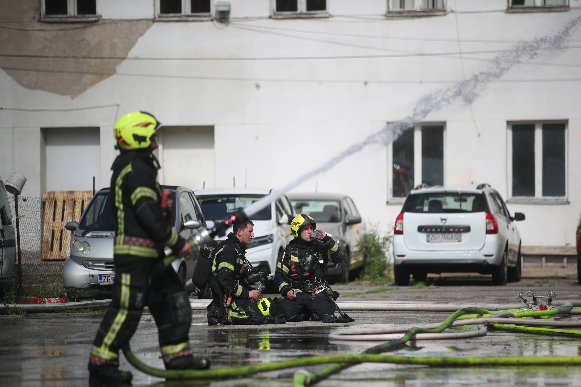 Zagreb: Gori objekt na Krugama, vatrogasci na terenu