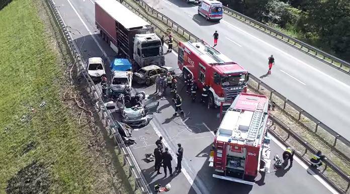 Kamion se zabio u gužvu na autocesti, poginulo šestero...