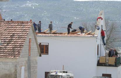 Jako nevrijeme u Drnišu: Tuča uništila krovove na kući i kinu