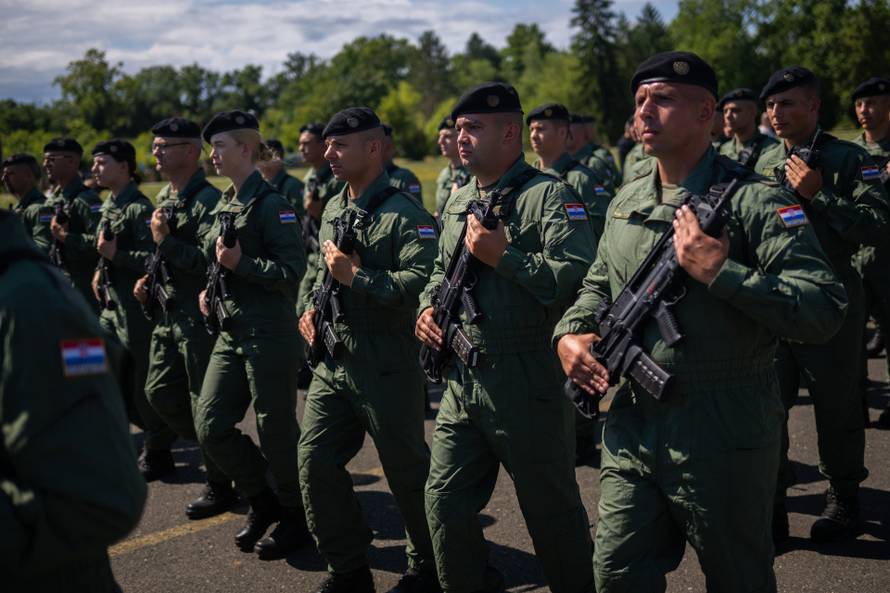 Velika Gorica: Uvježbavanje pješačkih postroja Hrvatske vojske za svečani vojni mimohod