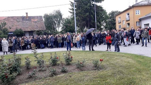 Vlakovi nisu vozili: U Dugom Selu velika gužva zbog zastoja