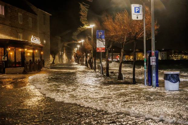 Kaštela: Olujno jugo i plima opet potopili Donja Kaštela