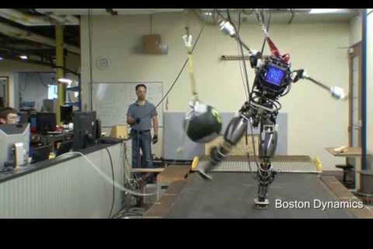 Atlas odbija pasti: Vojni robot stoji bolje na nogama od nas