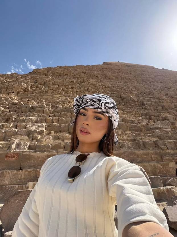 FOTO Tko je ova tajanstvena ljepotica? Društvene mreže gore zbog fotki u oskudnom bikiniju