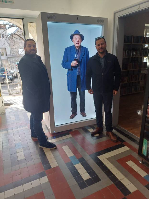 FOTO U Imotskom možete okinuti selfie s Tinom Ujevićem. Čak se i miče. Evo o čemu je riječ