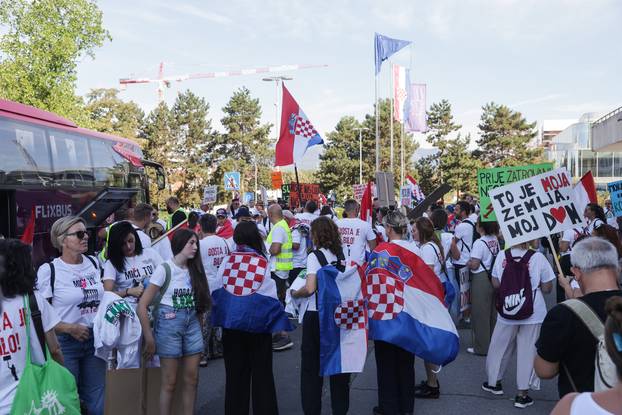 Zagreb: Okupljanje prosvjednika Hodaj za Liku, hodaj za Hrvatsku