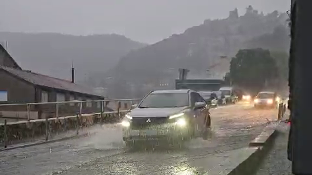 VIDEO Jaka kiša u Rijeci, voda se slijeva niz ulicu. Žuti alarm za cijelu obalu, moguće obilne kiše