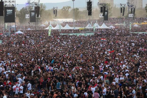 Zagreb: Obožavatelji zauzimaju mjesta unutar Hipodroma uoči početka koncerta