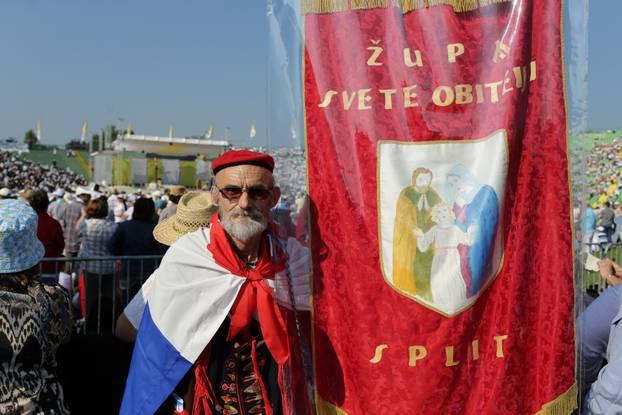 Sarajevo: Brojne zastave iz svih krajeva svijeta hodo?asnici podigli u zrak dok iš?ekuju papu Franju