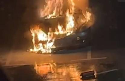 VIDEO Zapalio se automobil u  Zagrebu: Gorio je motor, požar su pomogli gasiti i stanari