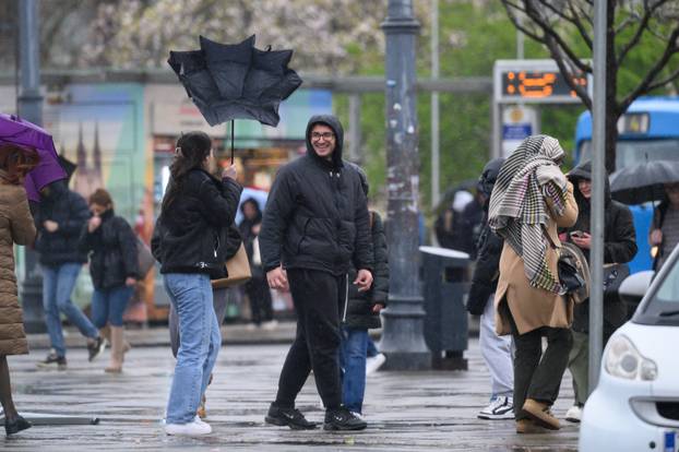 Zagreb: Nevrijeme s jakim vjetrom i kišom zahvatilo zagrebačke ulice