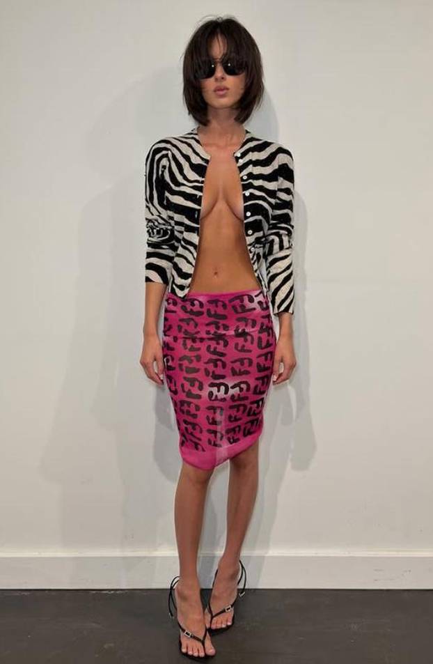 FOTO Sestra Biance Censori sve više nalikuje na nju: Objavila bizarne golišave fotografije!