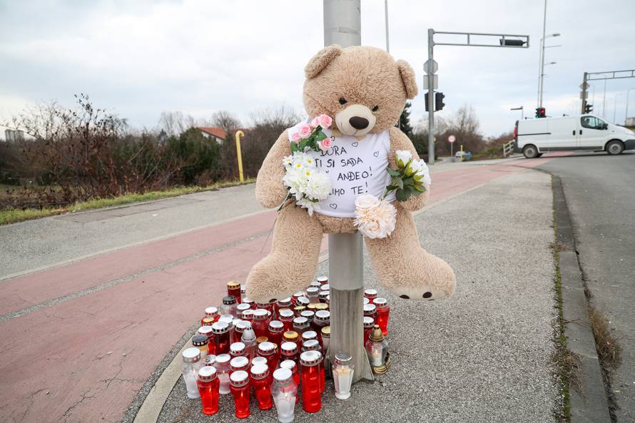 Zagreb: Medvjedić i svijeće na mjestu gdje je djevojka stradala u naletu automobila