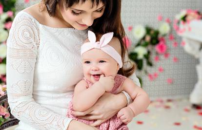 Pozitivna mama odgaja sretnu i pametniju bebu koja brže uči