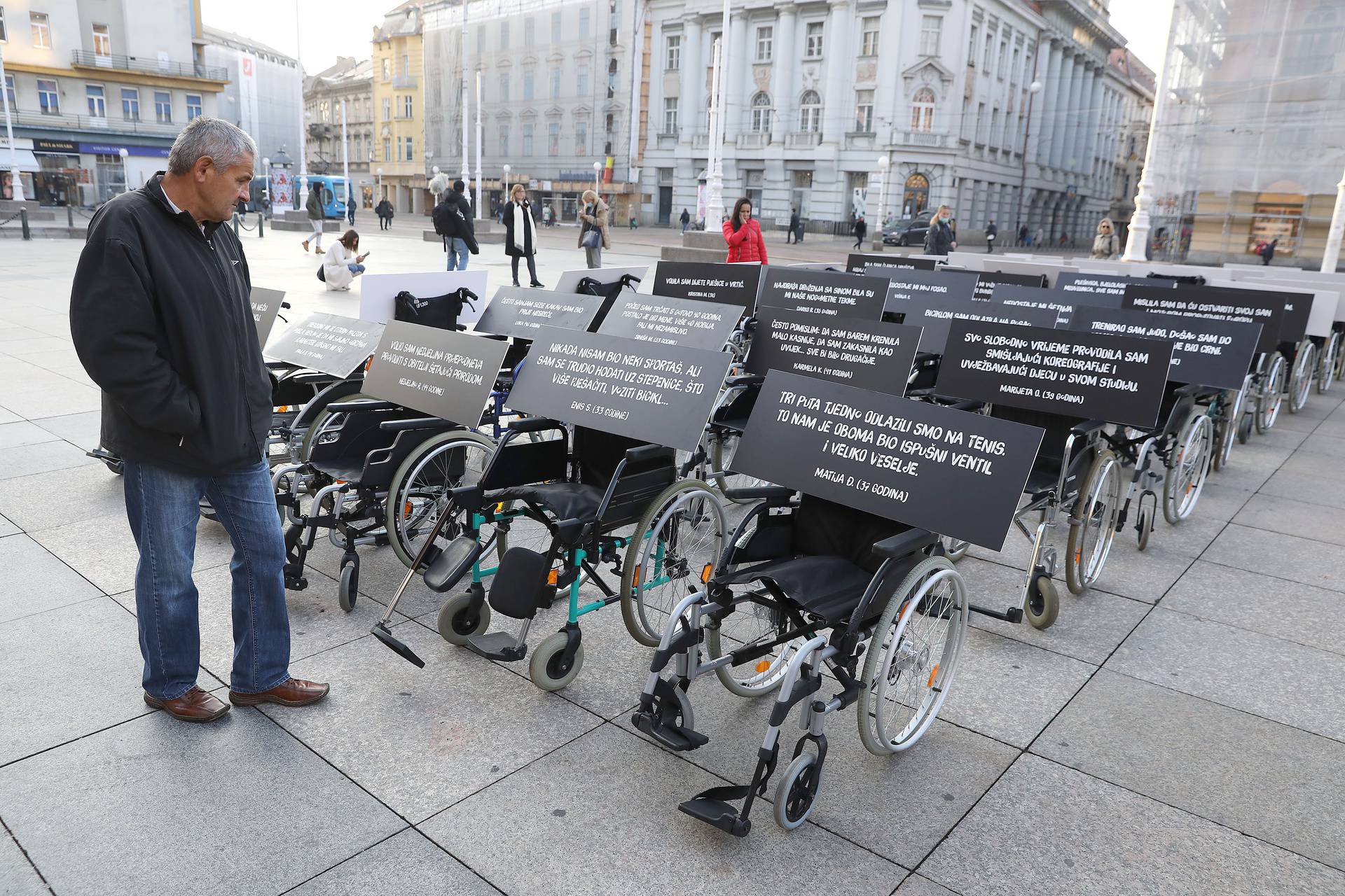 Na Trgu bana Jelačića postavljena invalidska kolica povodom Dana sigurnosti cestovnog prometa