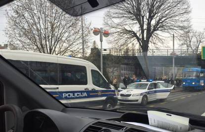 Drama u tramvaju: U Savskoj uhitili naoružanog muškarca