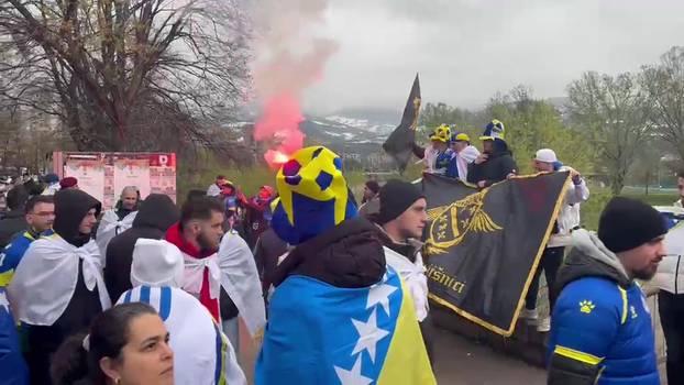 VIDEO 24SATA U ZENICI Dresove, zastave nude ispod cijene, stigla i Dubioza: 'Take me to America'