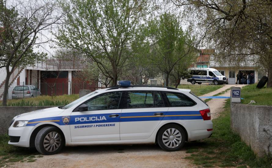 Ubojica roditelja stigao na sud, obrana: 'Rodbina ga posjećuje'