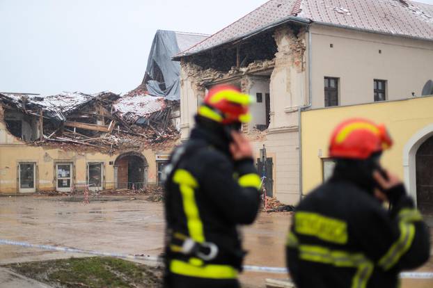 Snježna nedjelja u potresom razrušenoj Petrinji