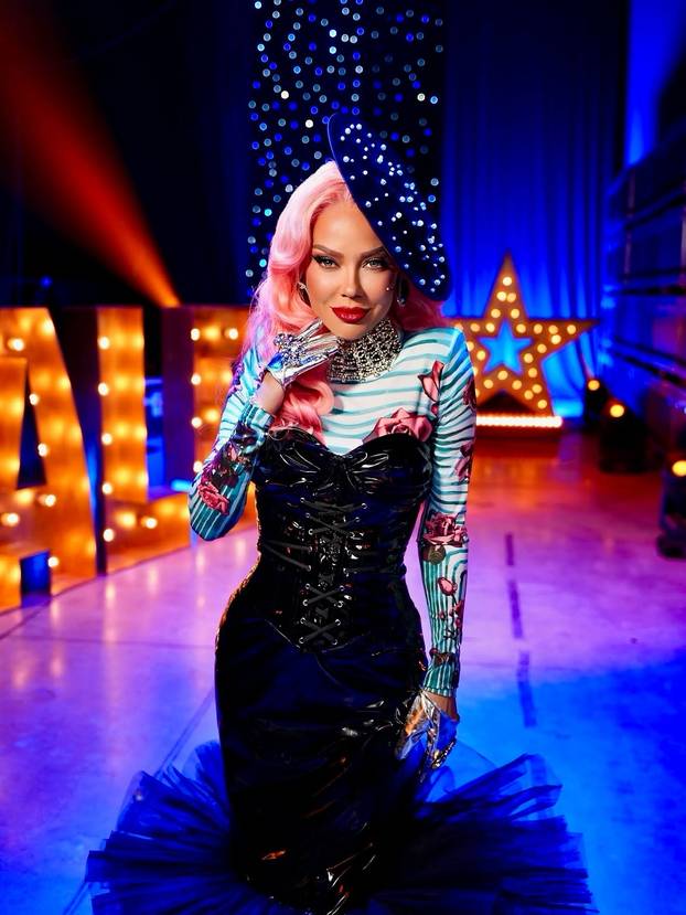 FOTO Maja Šuput u večerašnjem Supertalentu ima rozu kosu! Pogledajte eklektični outfit