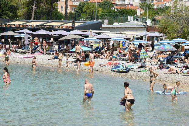 Vodice: Turisti uživaju na plažama i u obilasku grada