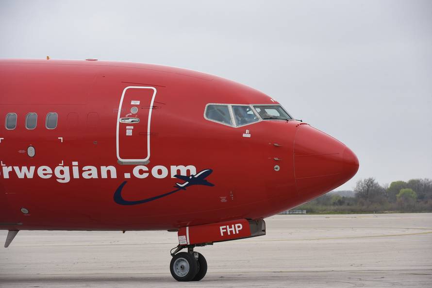 Avion pun vodoinstalatera je sletio jer im se začepio WC...