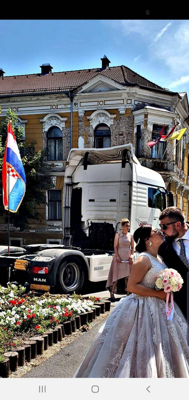 Punim gasom u brak: Dragu odveo u kamionu pred oltar