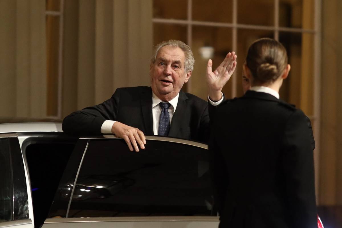 Češki predsjednik Miloš Zeman u padu je slomio desnu ruku