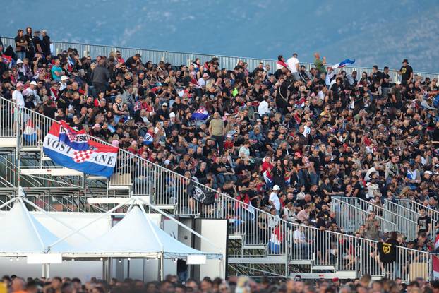 Sinj: Thompsonovi obožavatelji čekaju početak koncerta na hipodromu