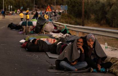 U požaru uništen kamp: Stotine migranata spavaju uz cestu
