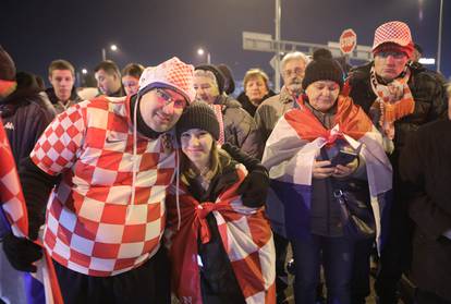 FOTO Navijači se okupljaju na ulicama diljem Zagreba: Čekaju da prođe autobus s vatrenima