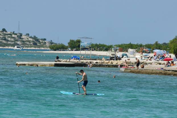 Vodice: Turisti uživaju na plažama i u obilasku grada