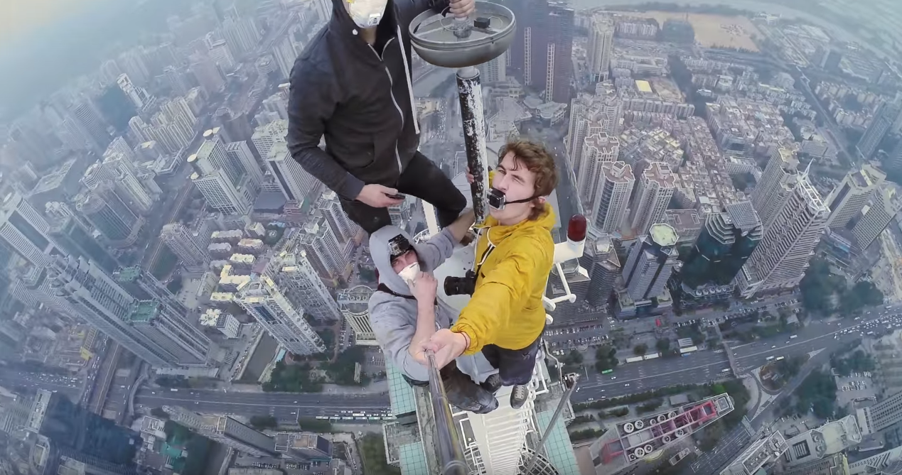 Popeli se na vrh nebodera pa 'ufotkali' najstrašniji 'selfie'