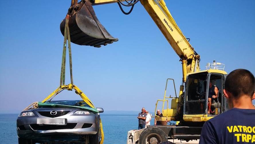 Načelniku Trpnja auto upao u more: Izvlačili su ga bagerom