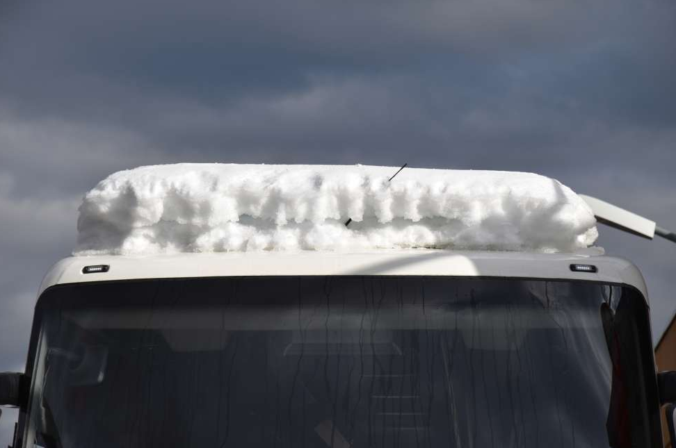 Bus vozio po autocesti s više od tonu i pol snijega na krovu...