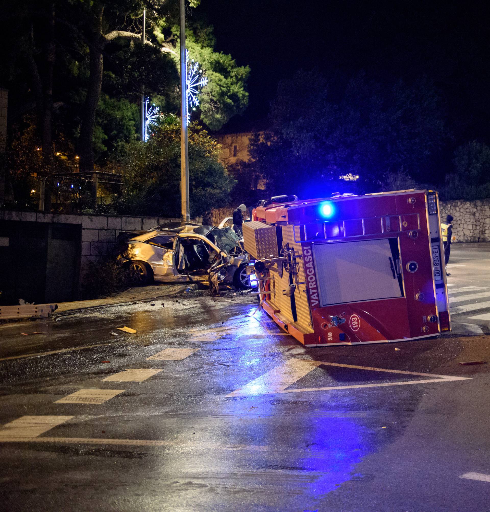 Teška nesreća u Dubrovniku: Sudarili se automobil i cisterna