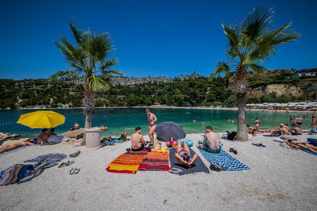 Gužva na splitskoj plaži Kasjuni podno Marjana