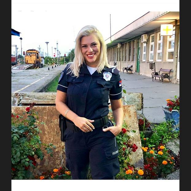 GALERIJA Sjećate se srpske policajke u badiću? Ljudi su joj pisali: 'Uhapsi me nježno...'