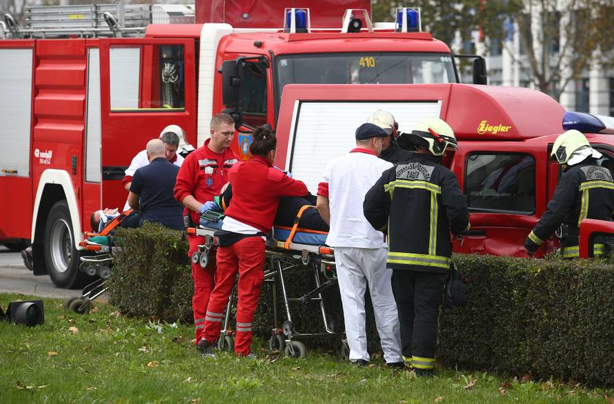 Sudarili se vatrogasni kombi i auto, ozlijeđeno je četvero ljudi