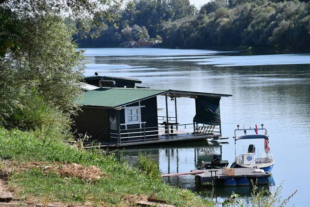 Slavonski Brod: Splavarska ulica jedinstvena je u Hrvatskoj, uz Savu se niže stotinjak splavova