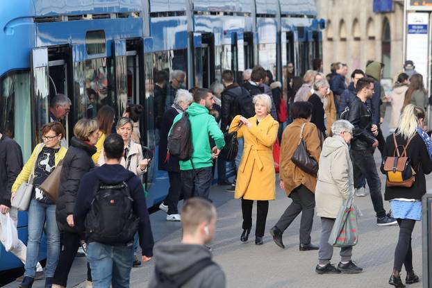 Jutarnja gužva u zagrebačkom javnom prijevozu