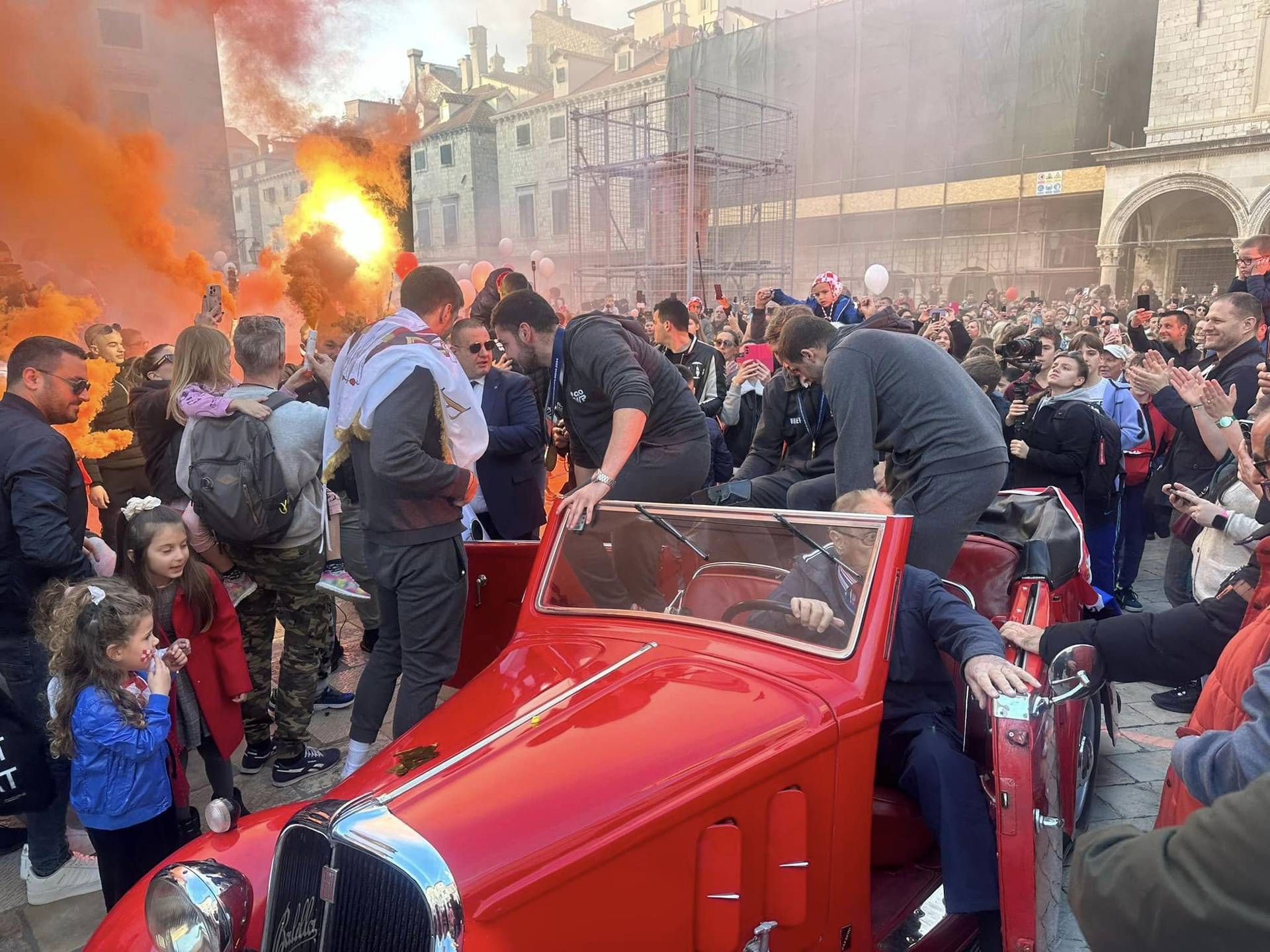 VIDEO Spektakularne scene sa Straduna. Pogledajte kako je Dubrovnik dočekao 'barakude'