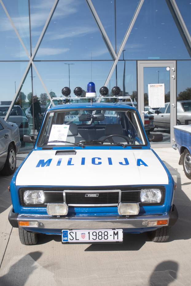 Osijek: Izložba oldtimer vozila ispred Gospodarskog centra