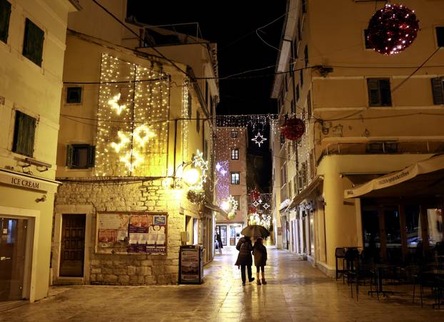 Šibenik zablistao adventskom ukrasnom rasvijetom