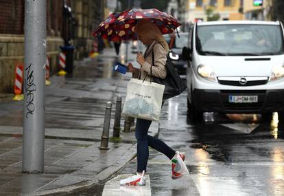 Zagreb: Posljednja moda tijekom kiše u gradu - najlonske vrećice na obući