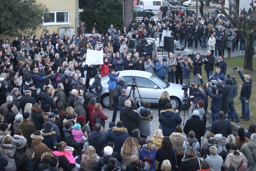 MetkoviÄ: Ispred Doma zdravlja odrÅ¾an skup podrÅ¡ke za doktoricu Kseniju Kaleb