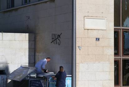 Split: Uklanjaju se grafiti koji su osvanuli na zgradi Gradskog poglavarstva