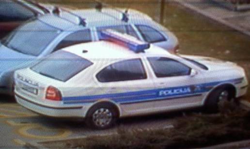 Policajac (opet) parkirao auto na mjesto za invalide