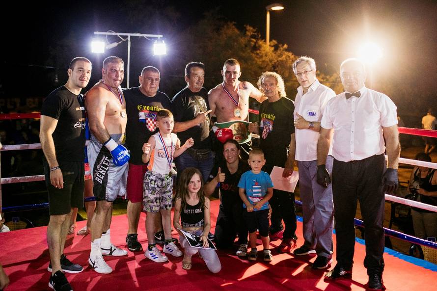 Borilački spektakl za Cikatića: Uz ring u Kaštelima 2000 ljudi