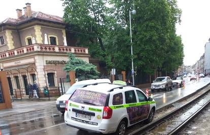 Nije bio oprezan: Taksist upao u rupu od tramvajske pruge...